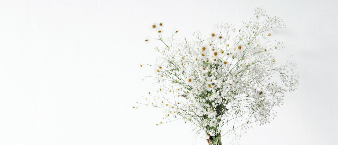 花瓶に入った白い花束