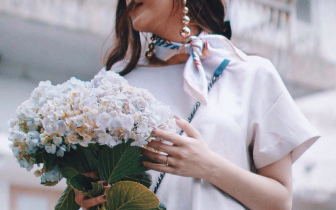 スカーフの女性と白い花束 