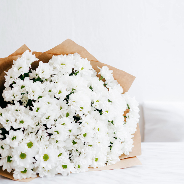 横たわった白い花束